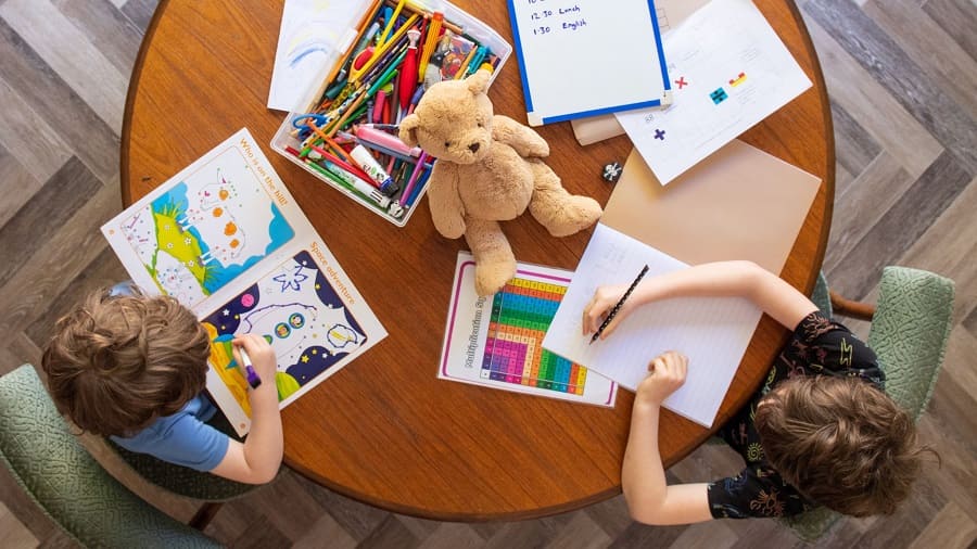 Làm thế nào để trẻ có thể học tiếng Anh tại nhà?